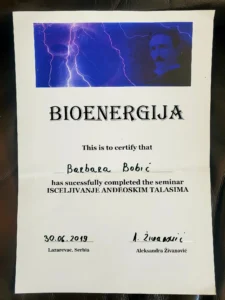 Sertifikat sa gornjim naslovom ‘BIOENERGIJA’ i slikom Tesle u pozadini sa munjama. Tekst ispod glasi: ‘This is to certify that Barbara Babić has successfully completed the seminar ISCELJIVANJE ANĐEOSKIM TALASIMA.’ Na dnu su datum 30.06.2019, mesto Lazarevac, Srbija, i potpis Aleksandre Živanović.